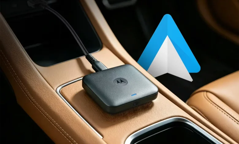 Adaptador Motorola para Android Auto inalámbrico conectado a un puerto USB de automóvil