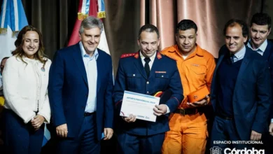 Gobernador Martín Llaryora entrega fondos a cuarteles de bomberos voluntarios en Córdoba