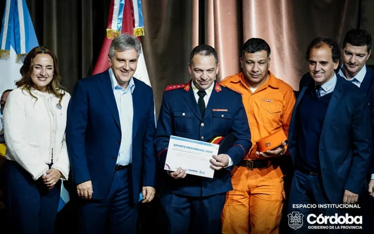 Gobernador Martín Llaryora entrega fondos a cuarteles de bomberos voluntarios en Córdoba