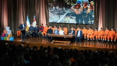 Gobernador Martín Llaryora entrega fondos a bomberos voluntarios en el Centro Cívico del Bicentenario