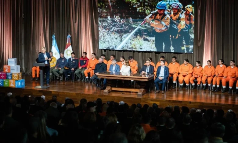 Gobernador Martín Llaryora entrega fondos a bomberos voluntarios en el Centro Cívico del Bicentenario