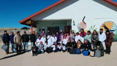 Imagen de una escuela de alta montaña en Córdoba, Argentina, con estudiantes y docentes en el patio.