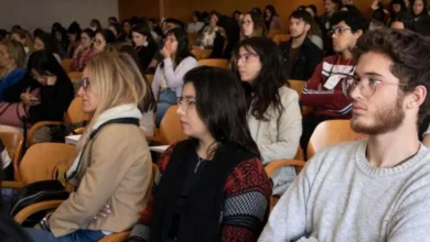 Imagen de un congreso con especialistas discutiendo sobre conductas suicidas