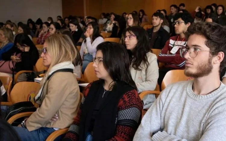 Imagen de un congreso con especialistas discutiendo sobre conductas suicidas