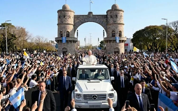 Papa León XIV llegando a la provincia de Córdoba en su visita oficial
