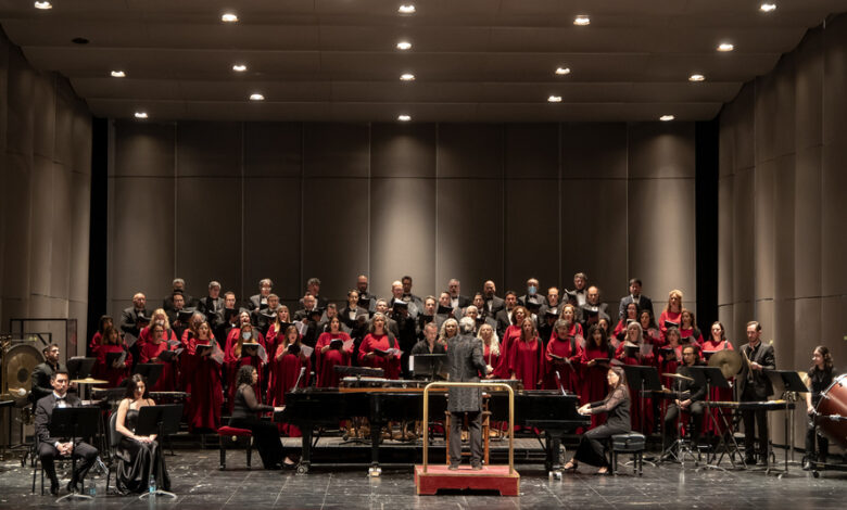 Coristas del Coro Polifónico de Córdoba durante una función en el Teatro San Martín