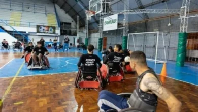Imagen de personas con discapacidad practicando deportes adaptados en un entorno inclusivo