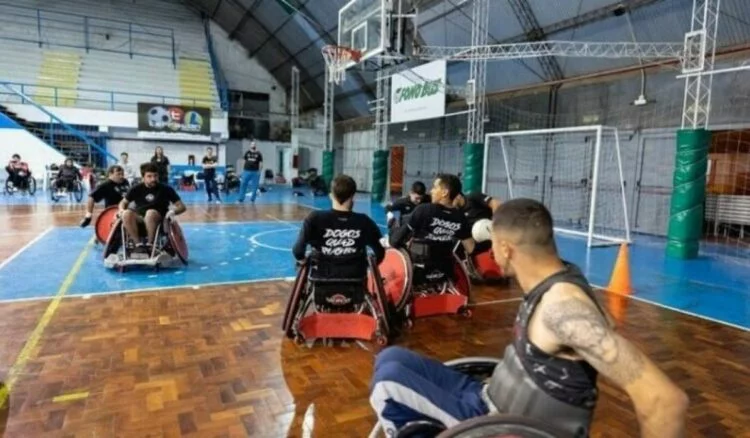 Imagen de personas con discapacidad practicando deportes adaptados en un entorno inclusivo