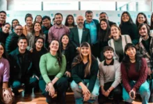 Jóvenes participando en un congreso