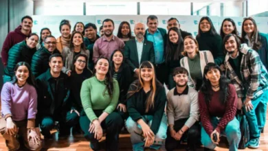 Jóvenes participando en un congreso