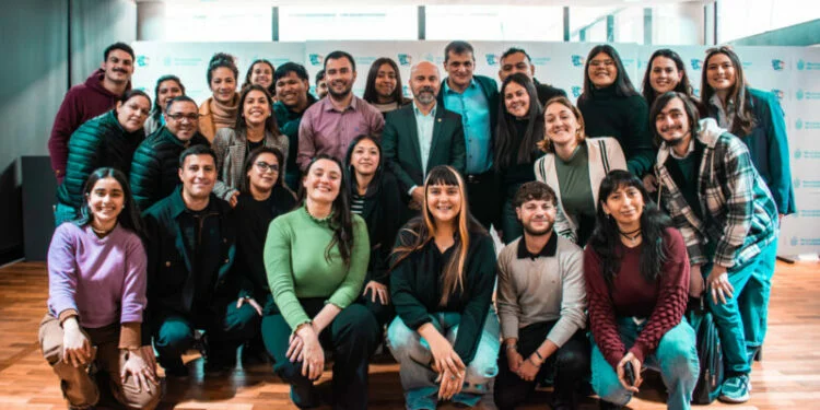 Jóvenes participando en un congreso