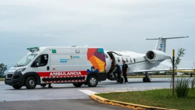Imagen de un cordón sanitario en acción, con vehículos policiales y de emergencia asegurando el paso seguro de una ambulancia