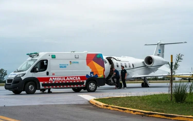 Imagen de un cordón sanitario en acción, con vehículos policiales y de emergencia asegurando el paso seguro de una ambulancia
