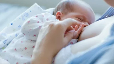 Madre amamantando a su bebé, con un texto que promueve la lactancia humana