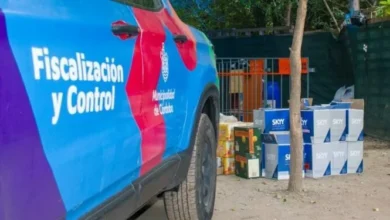 Agentes municipales durante un operativo nocturno en Córdoba