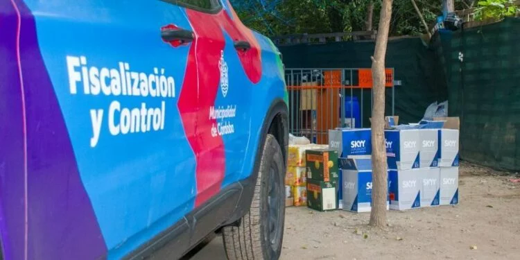 Agentes municipales durante un operativo nocturno en Córdoba