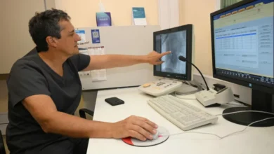 Equipo médico realizando una intervención quirúrgica en un bebé