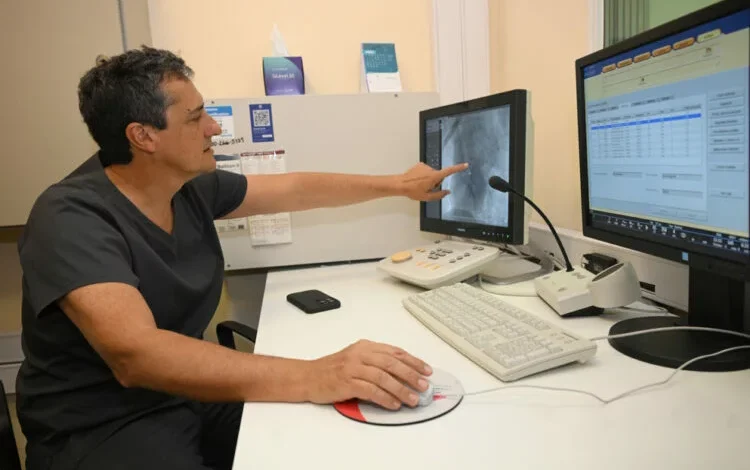 Equipo médico realizando una intervención quirúrgica en un bebé