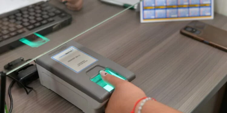 Personal del Registro Civil atiende a vecinos en el Operativo DNI
