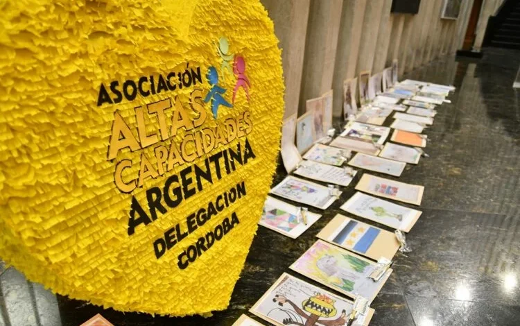 Imagen de un grupo de personas con altas capacidades participando en una actividad