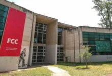 Auditorio de la Facultad de Ciencias de la Comunicación de la UNC con presentación de nuevas carreras