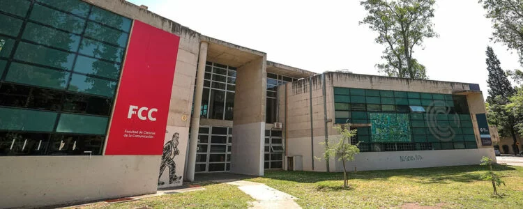 Auditorio de la Facultad de Ciencias de la Comunicación de la UNC con presentación de nuevas carreras