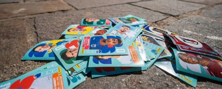 Niños del Hospital Infantil recibiendo álbumes de figuritas del Mundial 2026