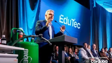 Estudiantes de educación técnica en un taller de prácticas