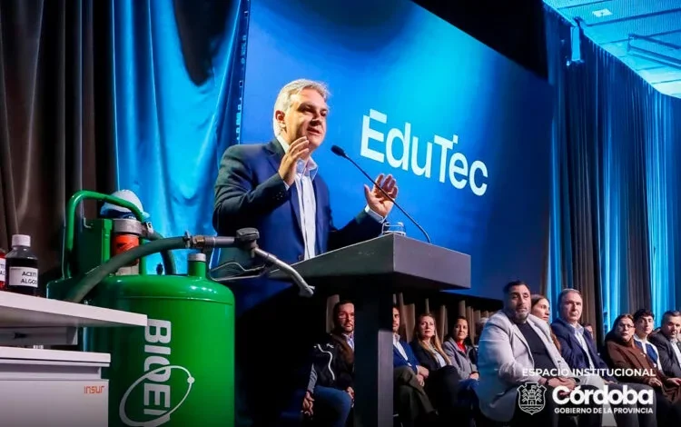 Estudiantes de educación técnica en un taller de prácticas