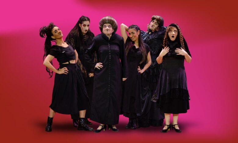 Imagen del elenco de Bernarda (La de la casa) en el escenario del Teatro Real