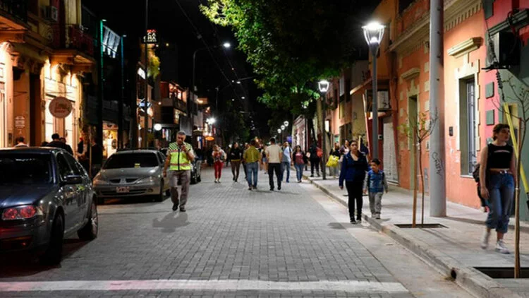 Calle Belgrano cerrada por obras nocturnas en Córdoba