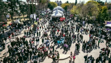 Imagen de la Muestra UNC 2026 con stands y estudiantes en Ciudad Universitaria, Córdoba