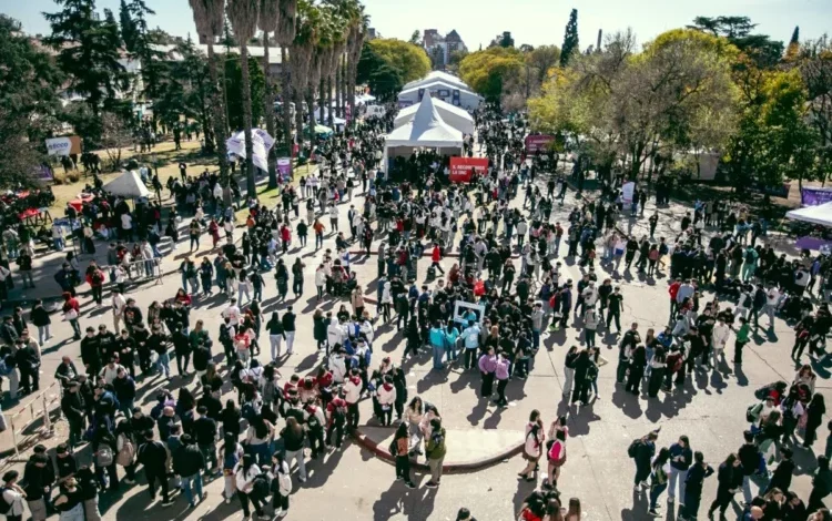 Imagen de la Muestra UNC 2026 con stands y estudiantes en Ciudad Universitaria, Córdoba