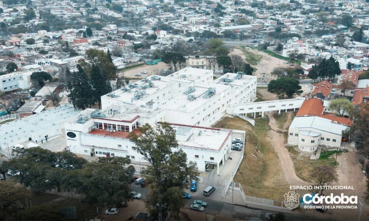 Nuevo bloque modular del Hospital Misericordia en Córdoba con consultorios y áreas de espera