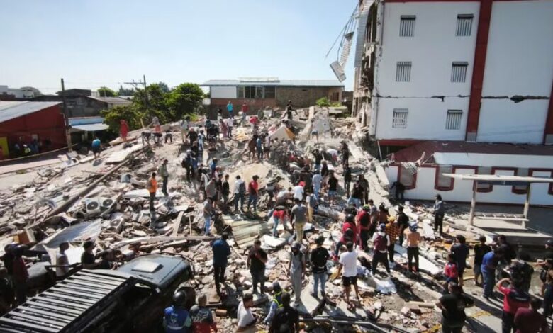 Fotografía de edificios dañados por el terremoto en Colombia
