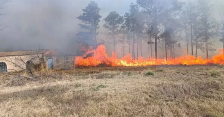 Imágenes de aviones hidrantes y helicópteros combatientes el incendio en Yacanto