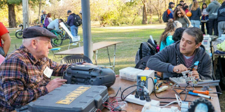Persona reparando un electrodoméstico con herramientas
