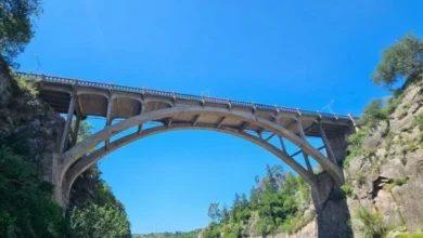 Imagen del puente del Embalse Río Tercero con obras de reparación en curso