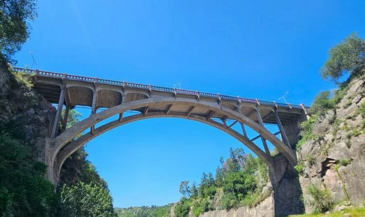 Imagen del puente del Embalse Río Tercero con obras de reparación en curso