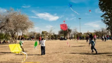 Niños jugando en un parque