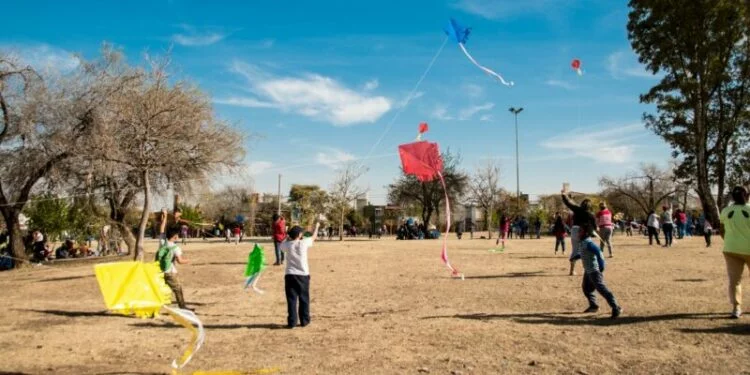 Niños jugando en un parque