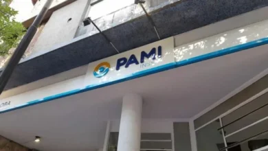 Imagen de una persona mayor con un medicamento en la mano