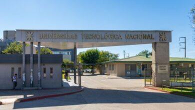 Estudiantes en un laboratorio de robótica industrial, simbolizando la formación técnica especializada del colegio preuniversitario de la UTN Córdoba