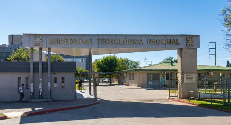 Estudiantes en un laboratorio de robótica industrial, simbolizando la formación técnica especializada del colegio preuniversitario de la UTN Córdoba