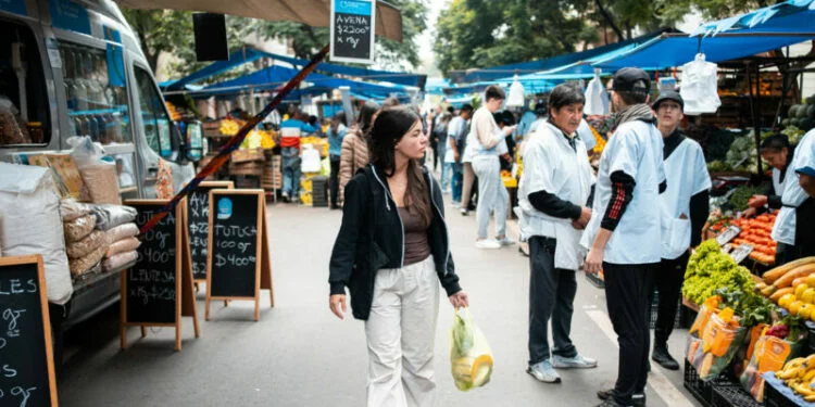 Puestos de la nueva Feria Franca en la calle Adolfo Orma, Cerro de las Rosas, Córdoba