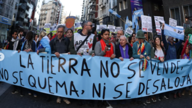 Imagen de una movilización en Córdoba con carteles contra la reforma de la Ley de Tierras