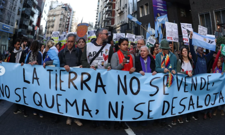 Imagen de una movilización en Córdoba con carteles contra la reforma de la Ley de Tierras