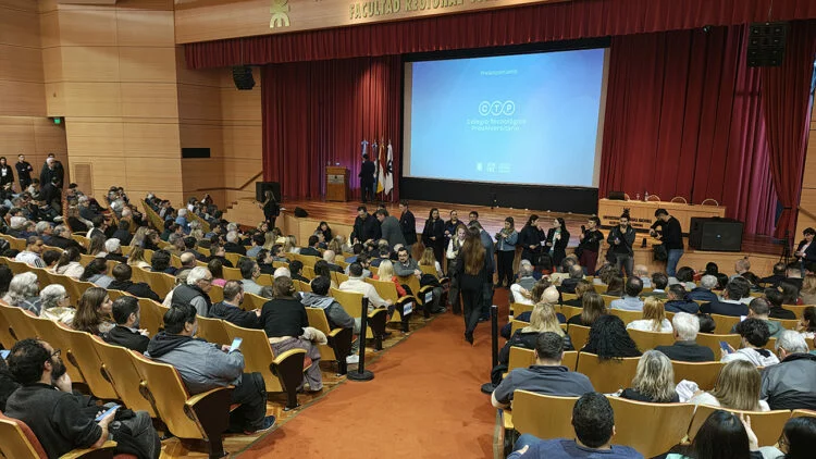 Gobernador Martín Llaryora en el lanzamiento del Colegio Preuniversitario Técnico de la UTN