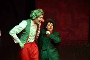 Fotografía de un espectáculo de teatro itinerante en una plaza de Córdoba