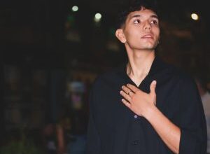 Escena del Paseo del Buen Pastor con músicos y bailarines celebrando el Día del Folklore en Córdoba